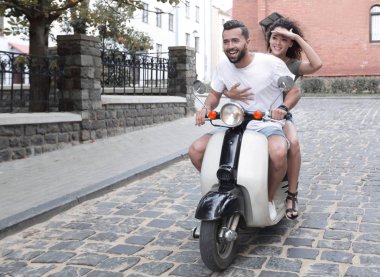 Genç çift sürme motosiklet City