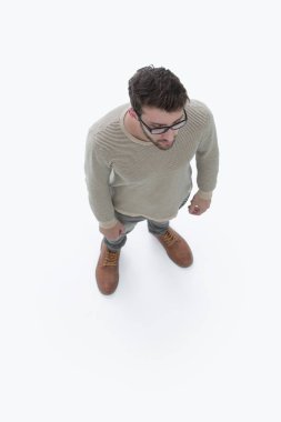 Yukarıdan görüntüleyin. dört gözle ciddi genç adam