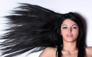 bir kadın yüzü closeup. siyah izole.