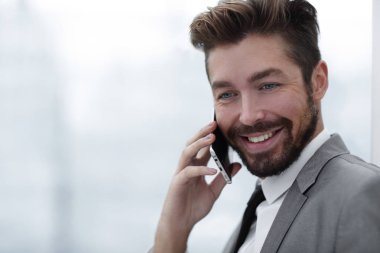 İş adamı cep telefonuyla konuşuyor.