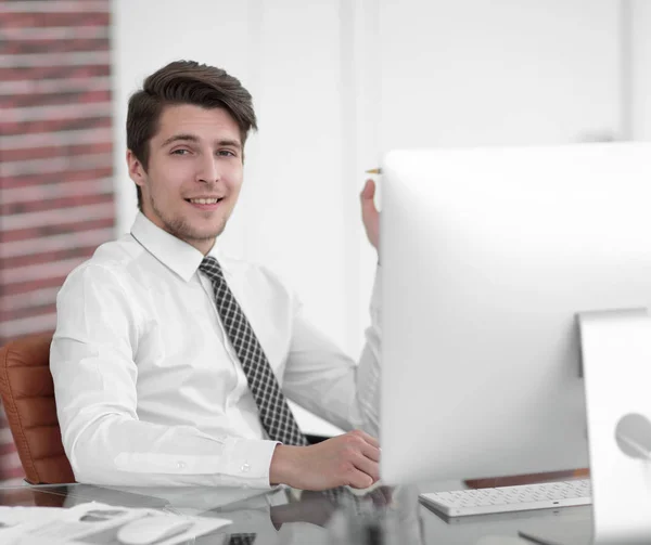 Dipendente, seduto di fronte al computer portatile — Foto Stock