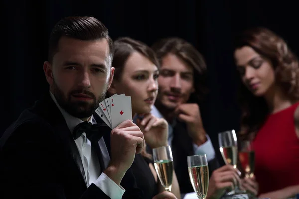 Pokerspieler mit vier Assen vor dunklem Hintergrund — Stockfoto