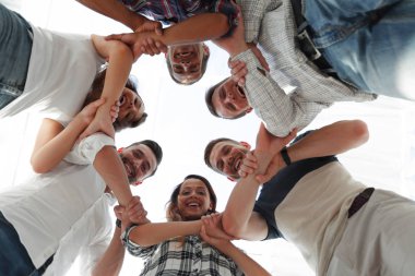 Mutlu grup işbirliği ellerinde istifleme ofis