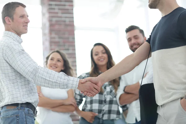 Apretón de manos socios comerciales en la oficina creativa . — Foto de Stock