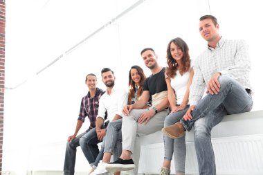 bekleme odasında sandalyelere oturan genç yaratıcı insanlar