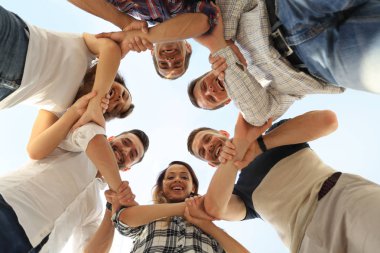 Mutlu grup işbirliği ellerinde istifleme ofis