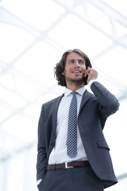 Mobil .isolated beyaz üzerine konuşurken işadamı.