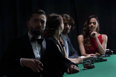 casino poker oyununda üzerinden seyir puro olan adam