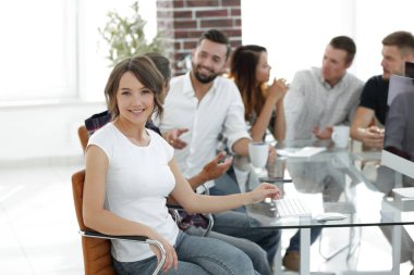 Grup genç çalışanların fikirleri tartışmak