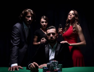 Çekici genç beyaz adam olun bahis casino