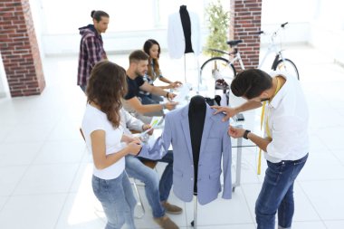 Tasarımcılar yeni kıyafet modelleri üzerinde çalışıyorlar