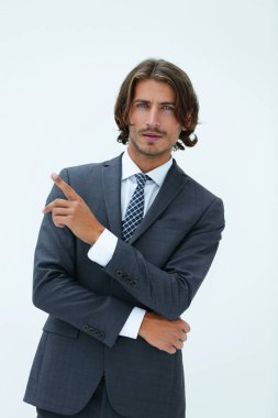 Genç ve yakışıklı bir işadamı parmağıyla işaret ediyor.