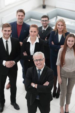 En baştan görüntüleyin. iş adamları kameraya bakarak gülen grubu.