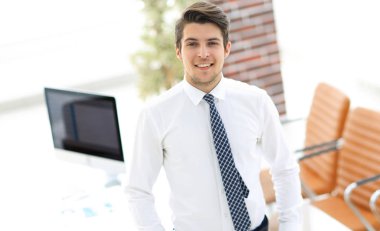 Kendine güvenen genç işadamı office arka plan üzerinde