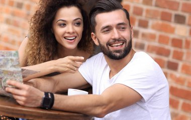 Bir resim haritası bir kafede bakarak turist