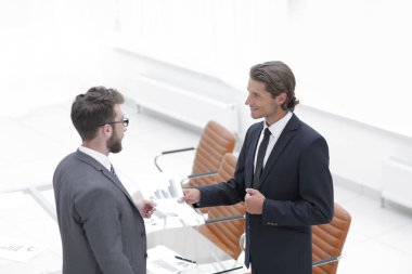 Ofiste konuşmak iki iş adamları.