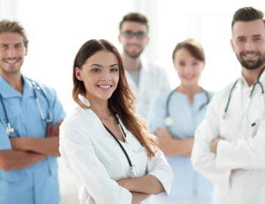 Çekici kadın doktor ile sağlık stetoskop tıbbi grup önünde
