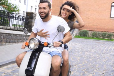 Genç çift sürme motosiklet City