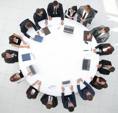 Yukardan manzara. Yuvarlak masa için iş ortakları toplantısı..