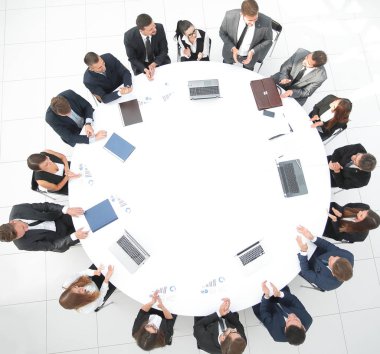 Şirketin hissedarlarının en tepeden görüşü - Yuvarlak Masa 'da.