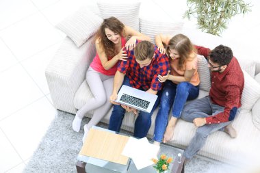 belgili tanımlık video kırpmak üstünde laptop arıyorum arkadaşlar neşeli grup.