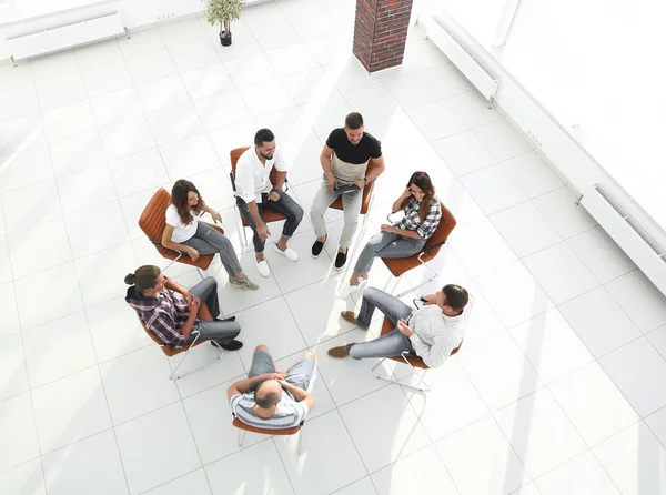 Equipe de negócios sentado na sessão sobre a formação de equipe — Fotografia de Stock