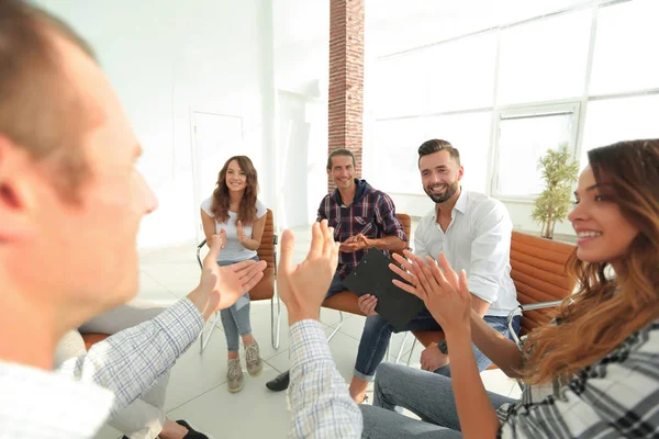 Dipendenti applaudito il Manager — Foto Stock