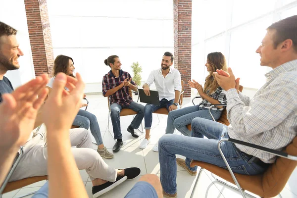 Equipo creativo aplaudiendo al orador — Foto de Stock