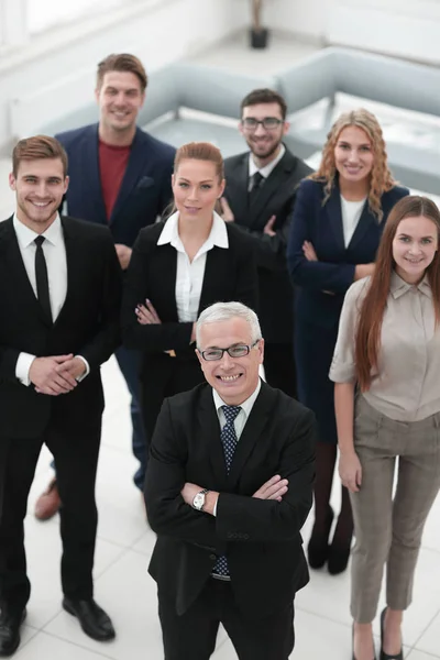 Uitzicht vanaf de top. groep van mensen uit het bedrijfsleven kijken camera glimlachen. — Stockfoto