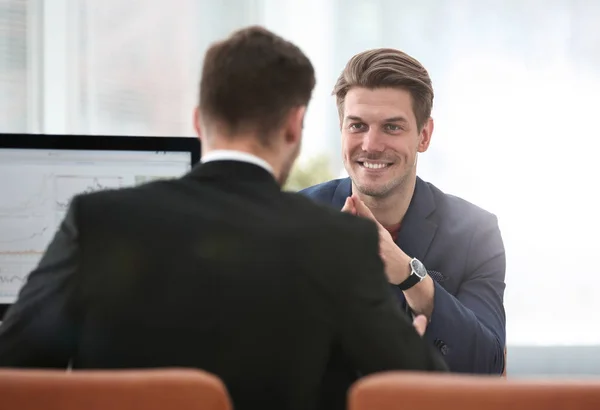 Dos hombres discuten el crecimiento de la empresa, mirando el gráfico en aumento en una pantalla de computadora —  Fotos de Stock