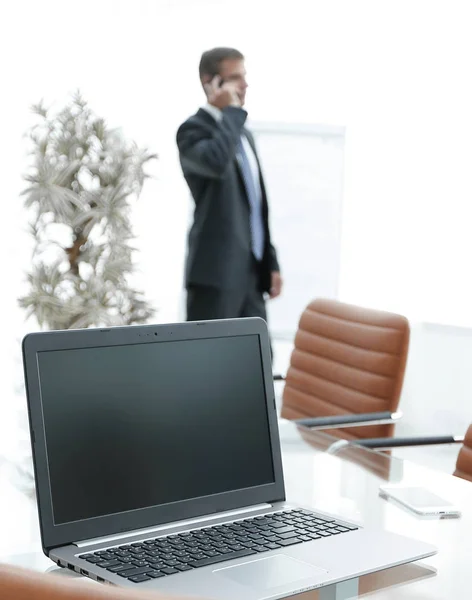 Öppna laptop på skrivbordet, i konferensrummet — Stockfoto