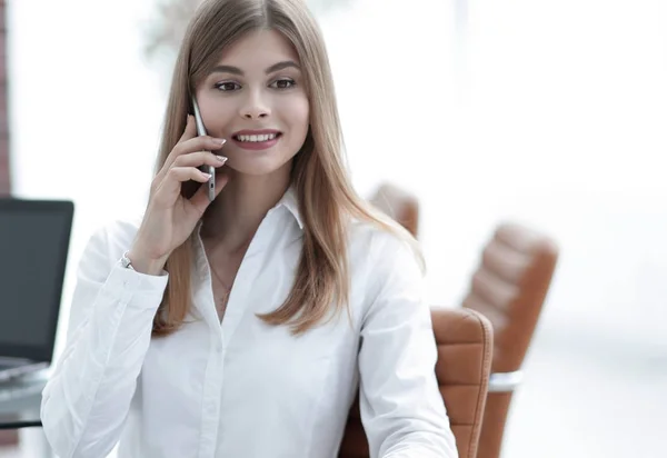 Obchodní žena mluví na mobilním telefonu sedí v kanceláři — Stock fotografie