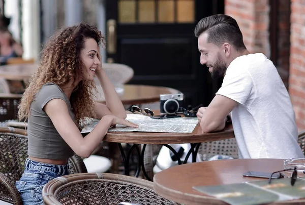 Schönes Liebespaar sitzt in einem Café und genießt den Kaffee — Stockfoto