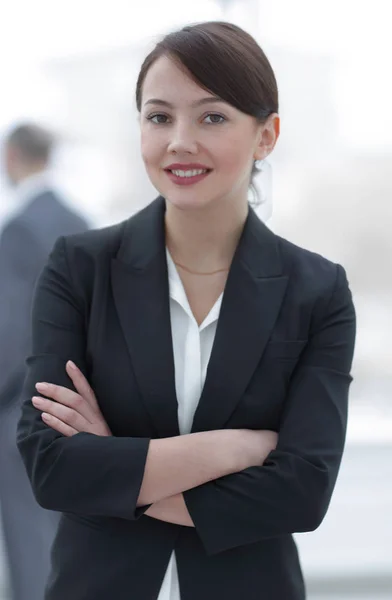 Exitosa joven mujer de negocios en el fondo de la oficina . — Foto de Stock