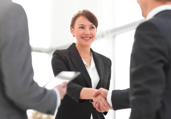 Imprenditrice che stringe la mano a un uomo d'affari durante un incontro — Foto Stock