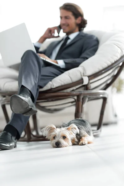 Homme d'affaires résoudre des problèmes d'affaires à la maison. image floue — Photo