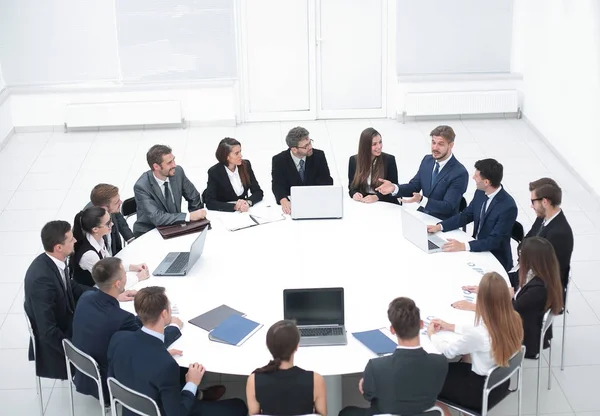 Ontmoeting met zakenpartners in de vergaderzaal. — Stockfoto