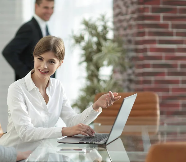 Junge Managerin arbeitet am Laptop. — Stockfoto