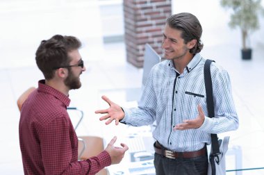 profesyoneller konuş, ofiste ayakta
