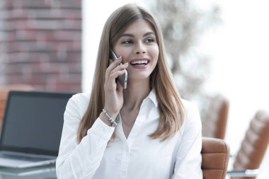 Genç buisnes kadın bir cep telefonu söz.