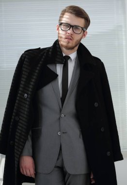 siyah ceket ciddi işadamı portresi