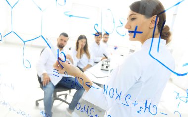 şeffaf yönetim kurulu ile görüntüleyin. kadın biyokimyacı bilgi analiz.