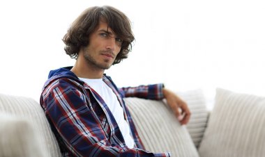 kanepede oturan başarılı yakışıklı olan.