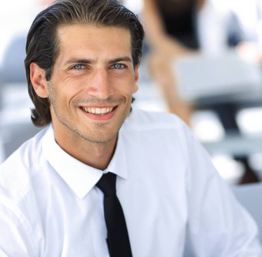 office arka plan üzerinde genç işadamı