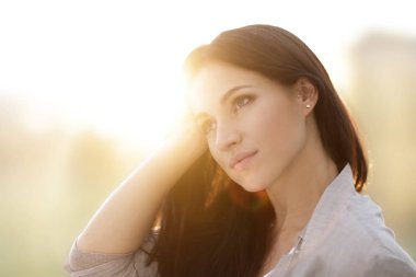 Sevimli genç bir kadın yüzü. yakın çekim