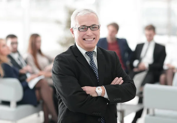 Lachende senior baas op de achtergrond van het Bureau — Stockfoto