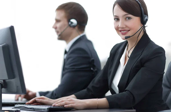 Kvinnliga kunden tjänster Agent med Headset som arbetar i ett Call Center — Stockfoto