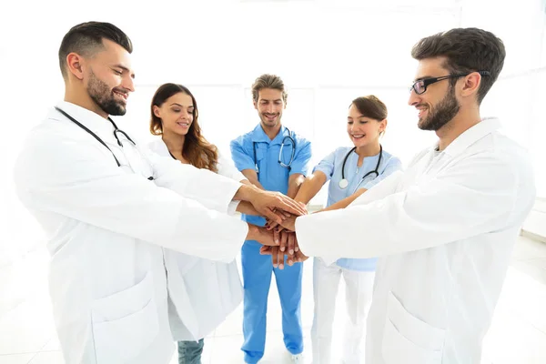 Imagen de fondo de un grupo exitoso de médicos sobre un fondo blanco —  Fotos de Stock