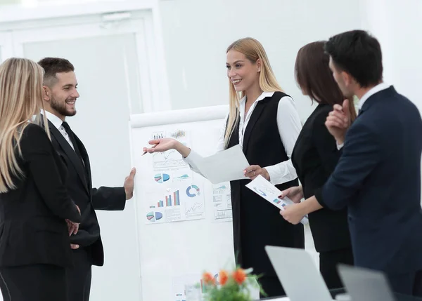 Les gens d'affaires à la présentation au bureau — Photo