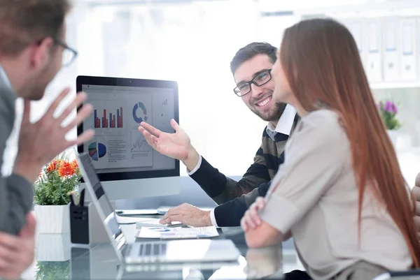 Wirtschaftsteam diskutiert Finanzdiagramme — Stockfoto